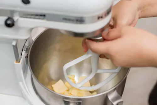 Küchenmaschine beim Rühren eines Teigs