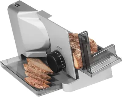 Elektrischer Allesschneider mit geschnittenem Brot