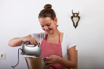 Handmixer mit Rührbesen und Knethaken
